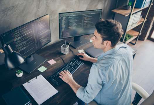 Programmeur aan het werk aan zijn computer